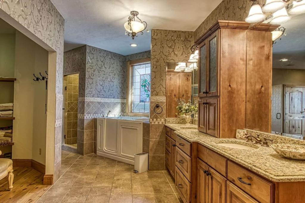 Mountain Bliss: Estate W/ Views~Firepit~Hot Tub~Gburg 5Min~3 Pools Villa Gatlinburg Exterior foto