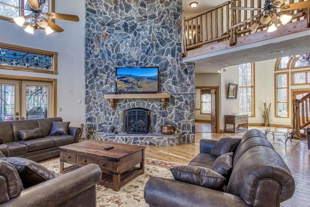 Mountain Bliss: Estate W/ Views~Firepit~Hot Tub~Gburg 5Min~3 Pools Villa Gatlinburg Exterior foto